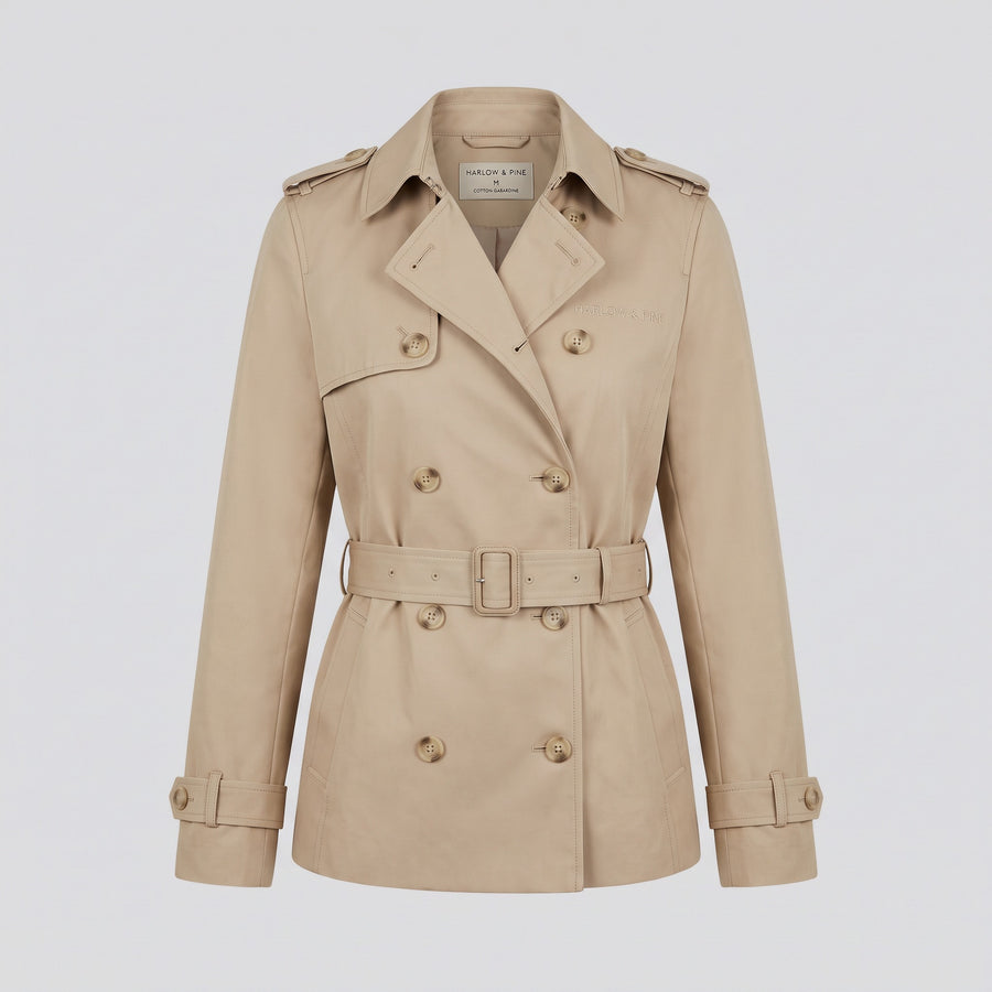 Trench court en gabardine, beige, vue de face — HARLOW & PINE